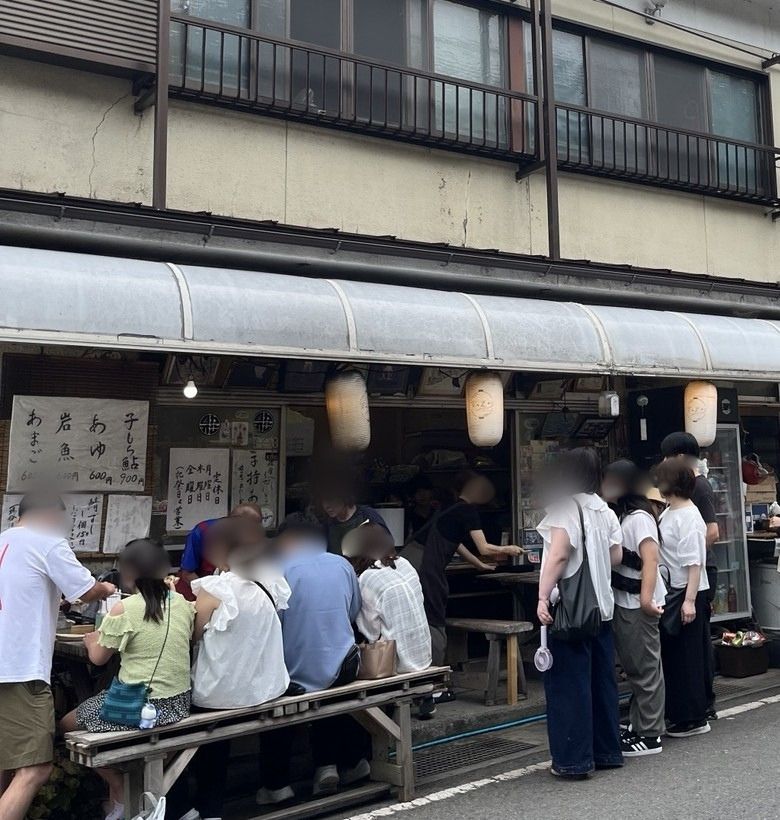 洞川温泉の亀清にできた行列と店先の様子