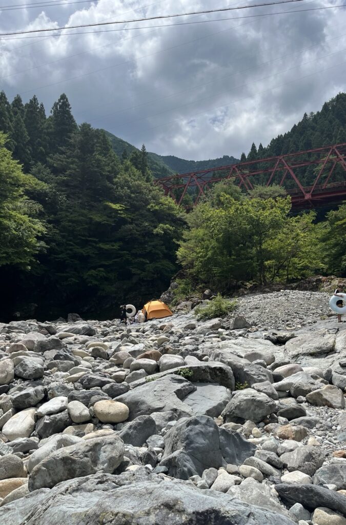 みたらい渓谷周辺の河原と赤い橋
