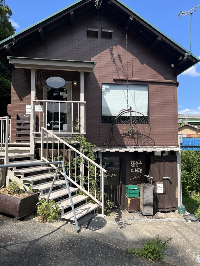 大きな自転車が飾られたカフェ山の駅の外観