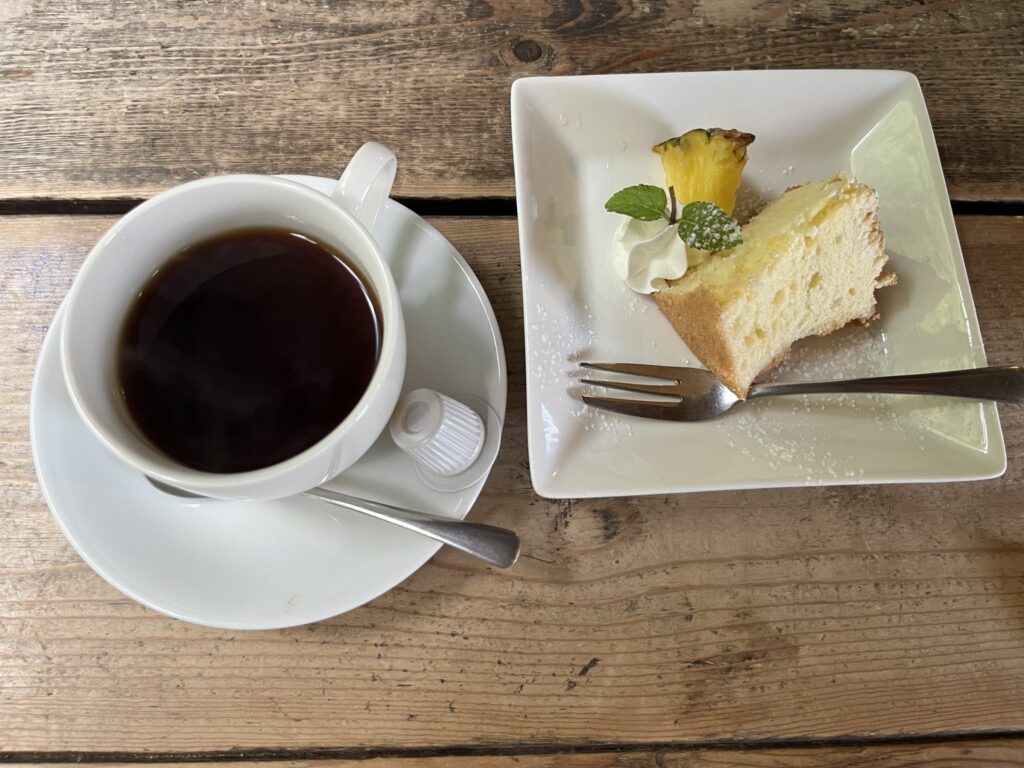 山の駅のシフォンケーキとコーヒー