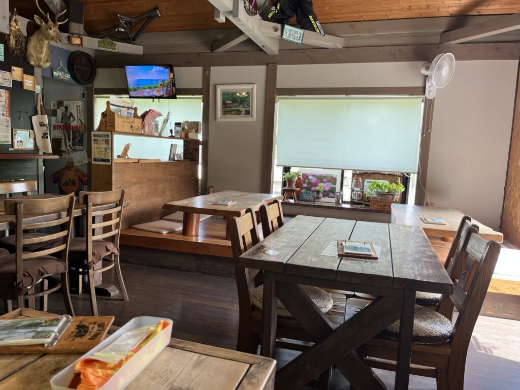 木のテーブルが並ぶ山の駅カフェの店内