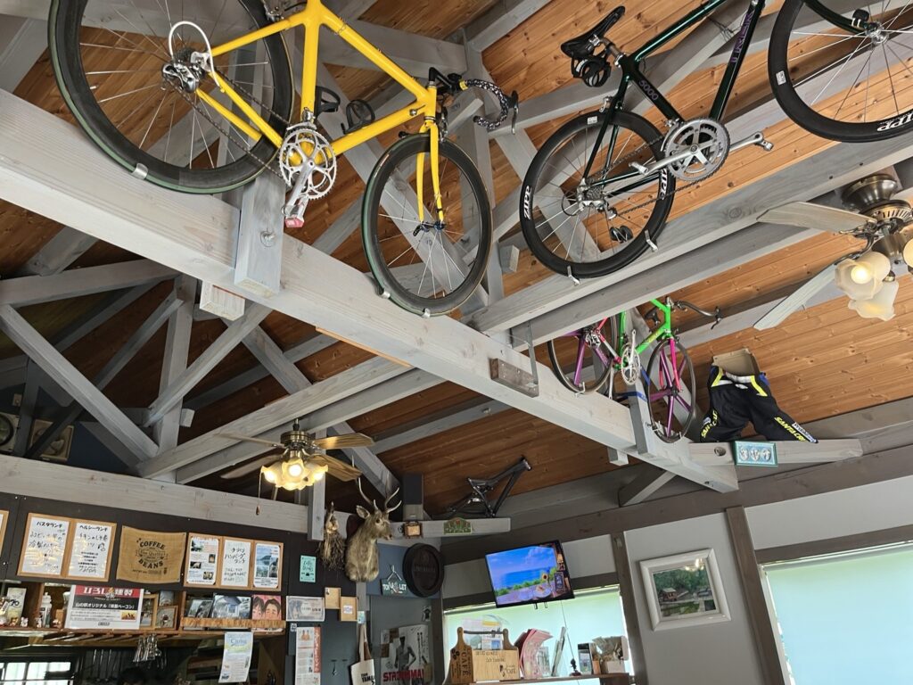 天井に自転車が飾られた山の駅の店内