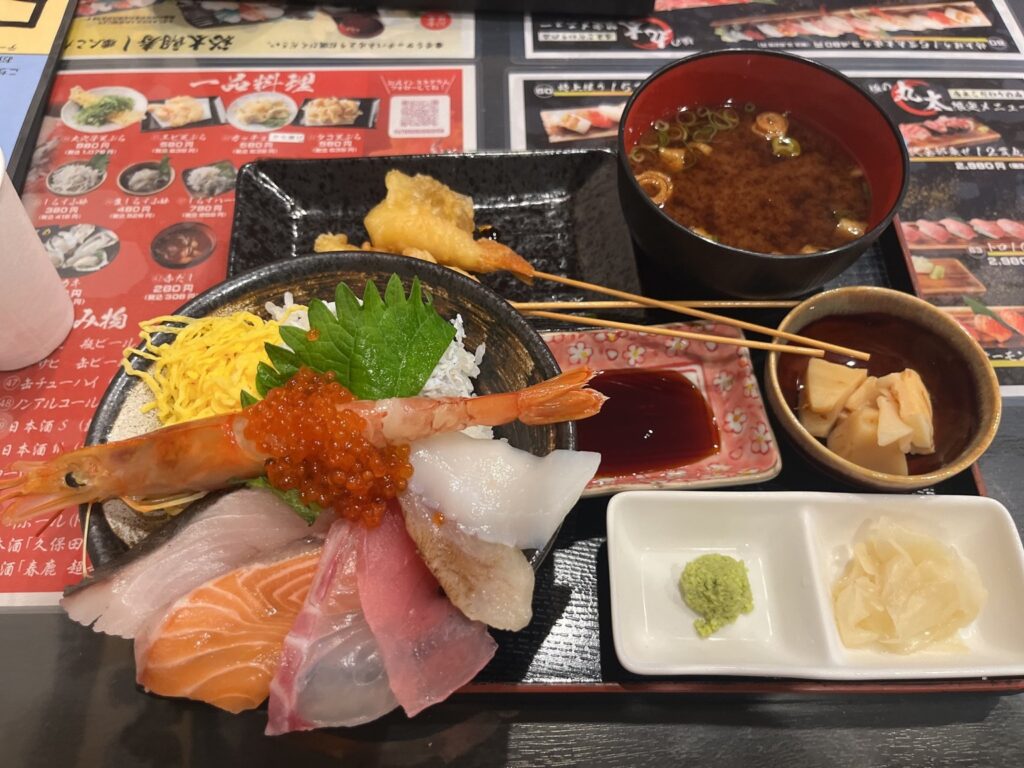 裕太朗寿しのはみ出し海鮮丼定食