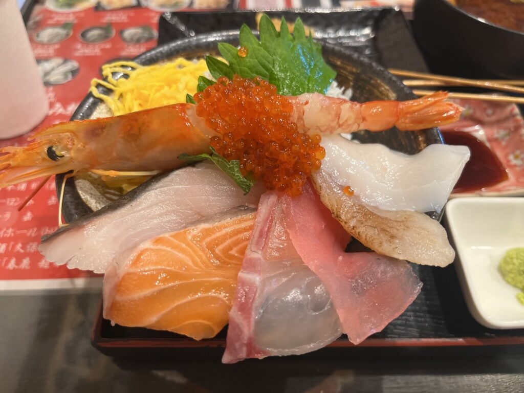 裕太朗寿しのはみ出し海鮮丼のアップ