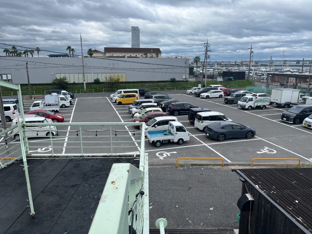 泉佐野漁協青空市場の無料駐車場を上から見た様子