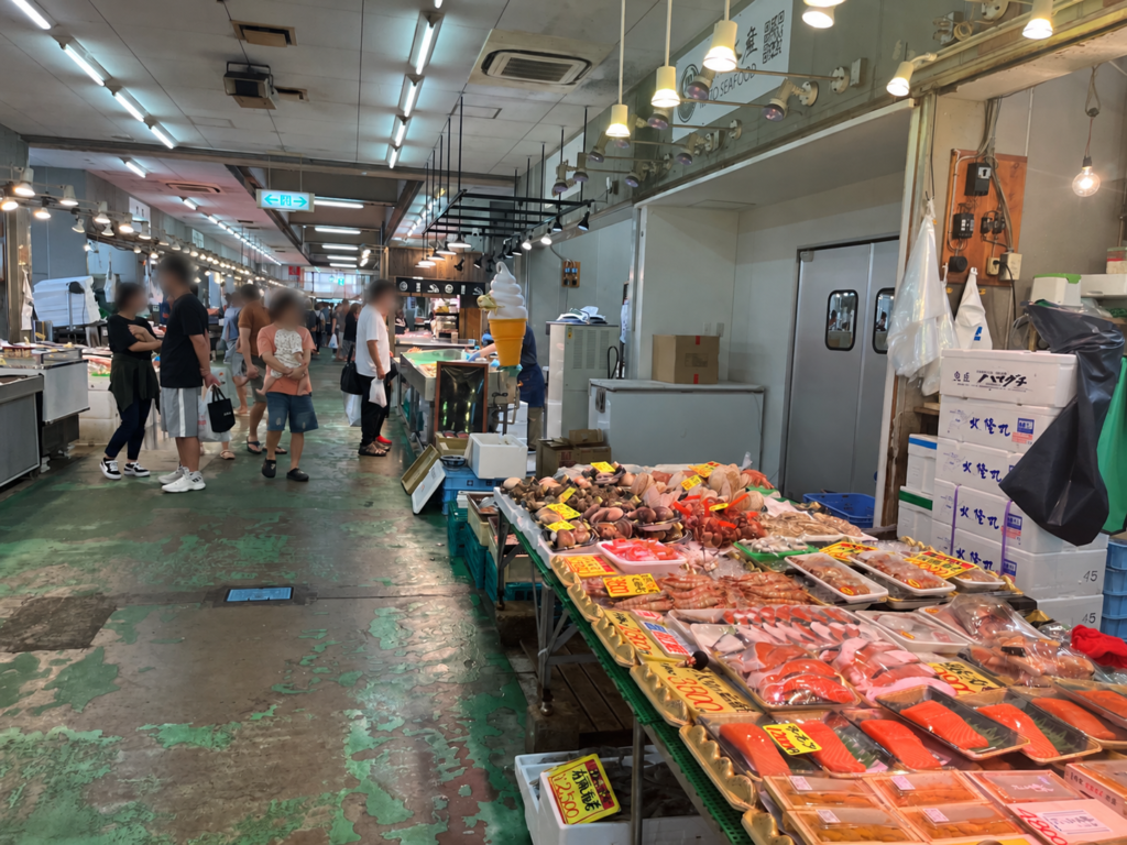 泉佐野漁協青空市場の鮮魚店が並ぶ通路
