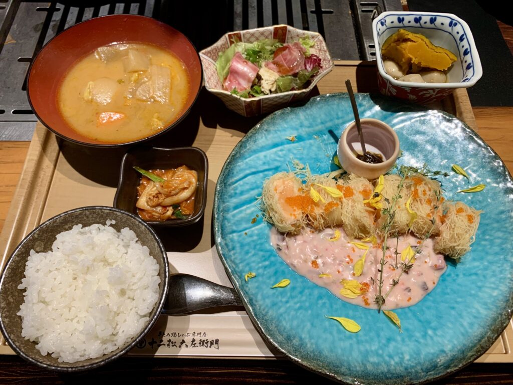 十二松六左衛門の大トロサーモンのレアカツのお膳