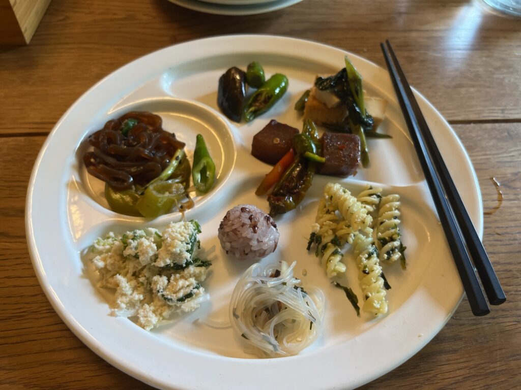 みちくさのお惣菜を盛り付けたプレート