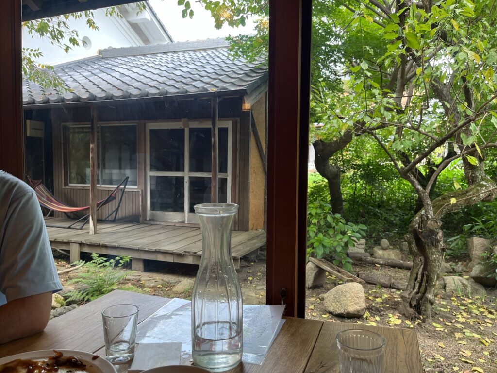 みちくさ能勢の店内から見える中庭