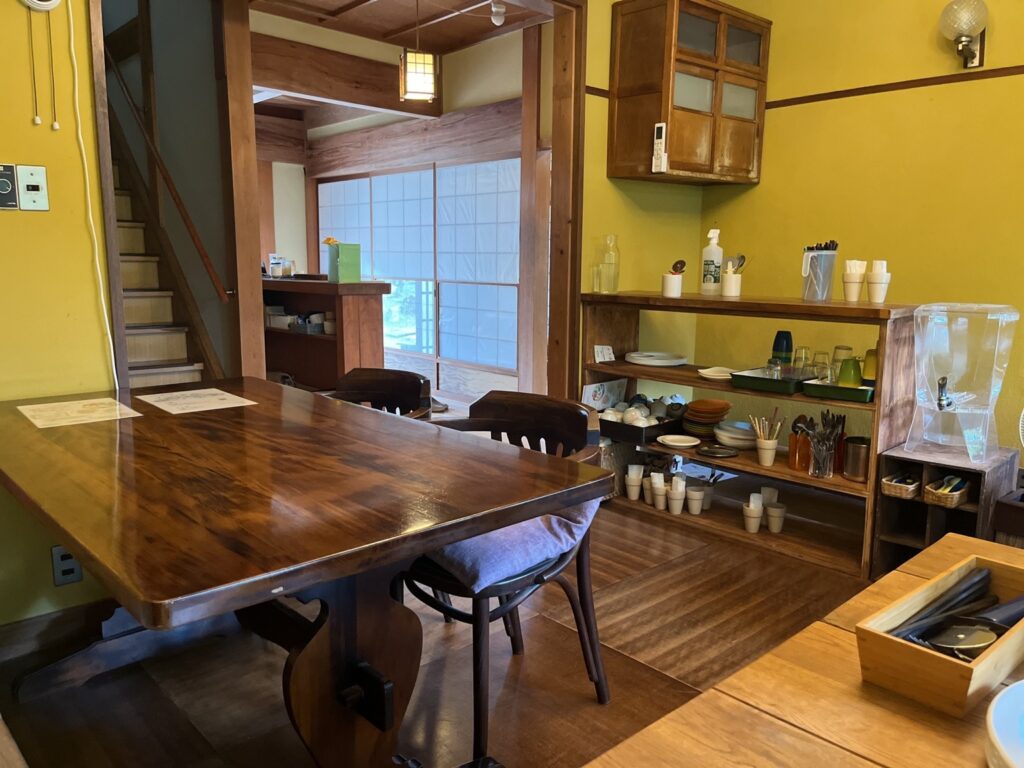 木の家具と黄色い壁が印象的なみちくさ能勢の店内