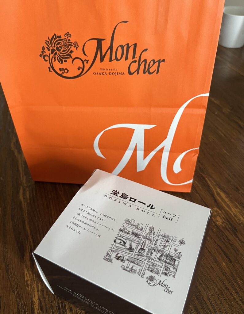 モンシェールで購入したはしっこロールの箱と紙袋