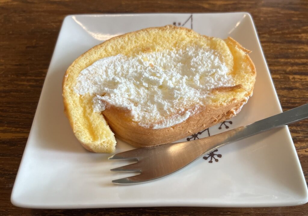 お皿に取り出したモンシェールのはしっこロール