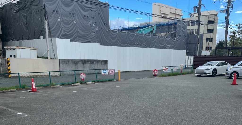 パティスリー モンシェール ファクトリーショップ箕面の店舗横駐車場