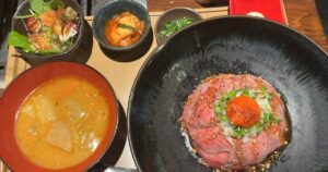十二松六左衛門の自家製ローストビーフ丼