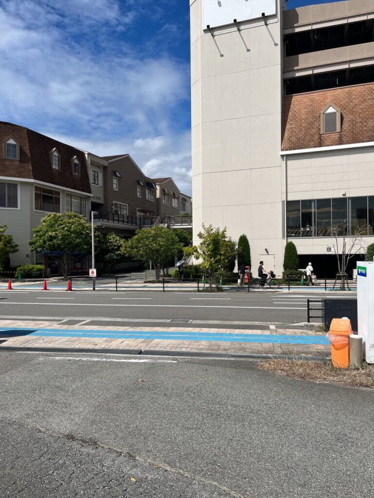 十二松六左衛門から道路越しに見えるみのおキューズモール