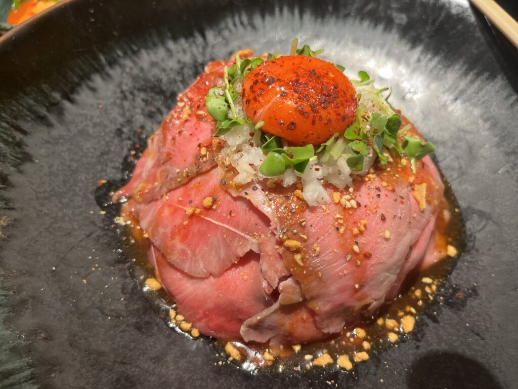 十二松六左衛門の自家製ローストビーフ丼のローストビーフと卵黄